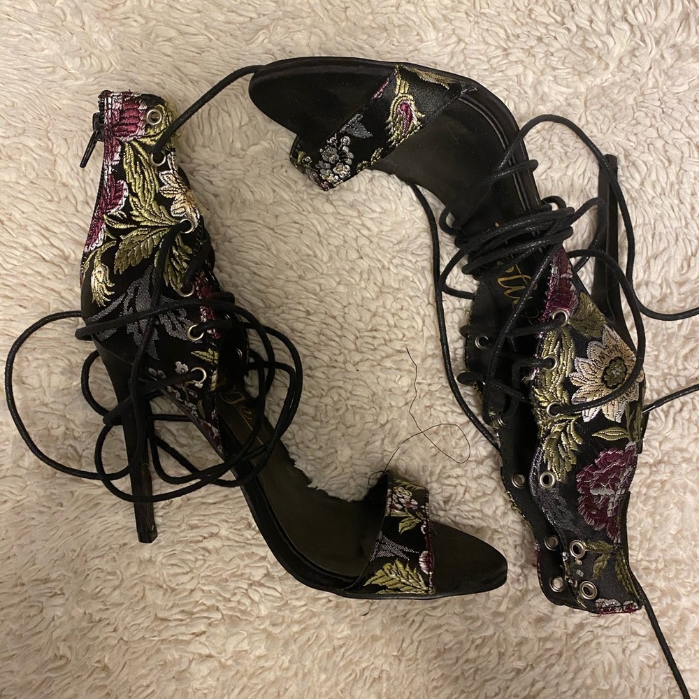 HIGH HEELED SHOES 6.5